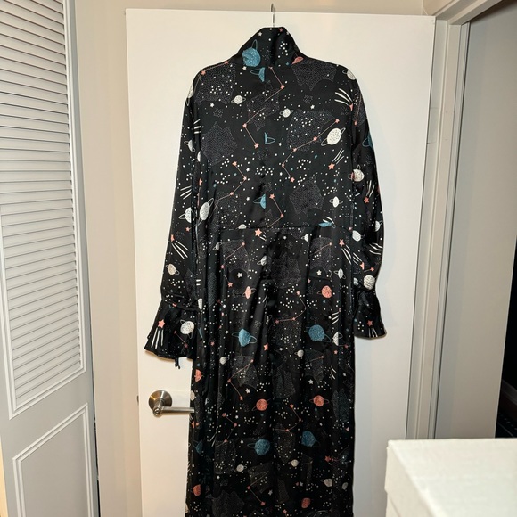 ASOS DESIGN Curve star and moon maxi dress with fluted sleeve - Picture 4 of 11